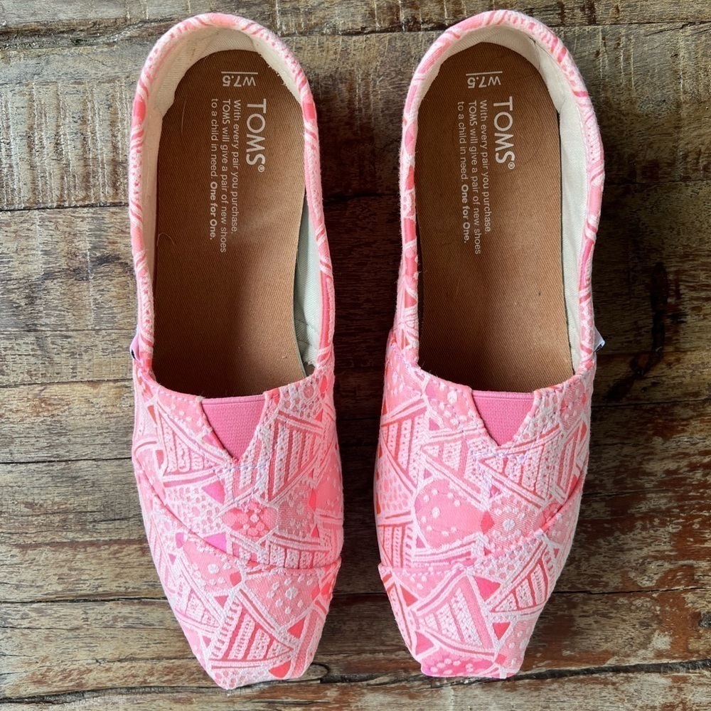 TOMS Women’s Classic Pink Neon Tribal Alpargatas - Picture 2 of 7